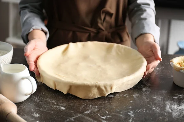 Woman making chicken pie — Stock Photo, Image