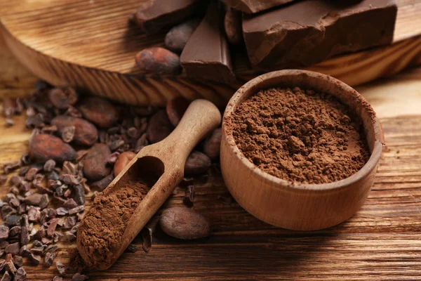 Zerbrochene Schokoladenstücke — Stockfoto