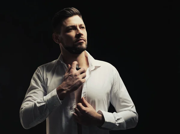 Joven guapo usando perfume — Foto de Stock