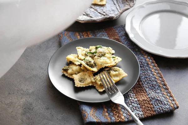 Placa con deliciosos ravioles — Foto de Stock