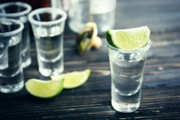 Tequila con fetta di lime — Foto Stock