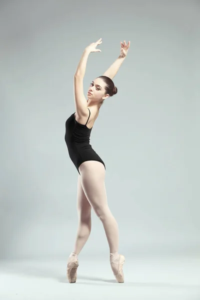 Joven hermosa bailarina bailando —  Fotos de Stock