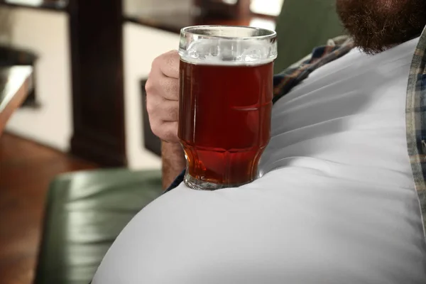 Homem segurando copo de cerveja — Fotografia de Stock