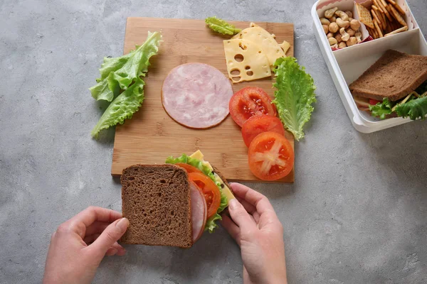 Vrouw maken lekkere sandwich — Stockfoto