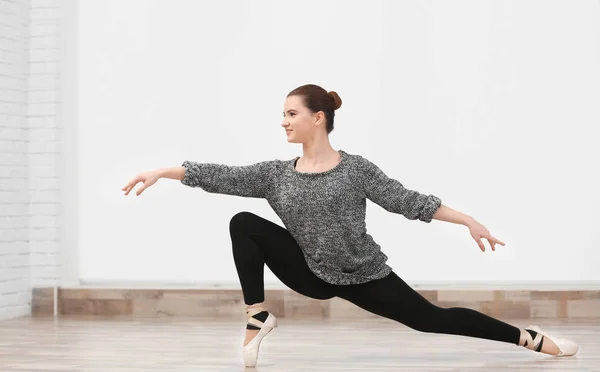 Молодая красивая балерина тренировки — стоковое фото