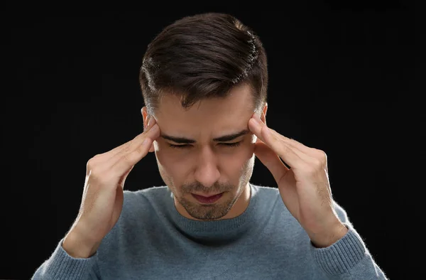 Schöner junger Mann — Stockfoto