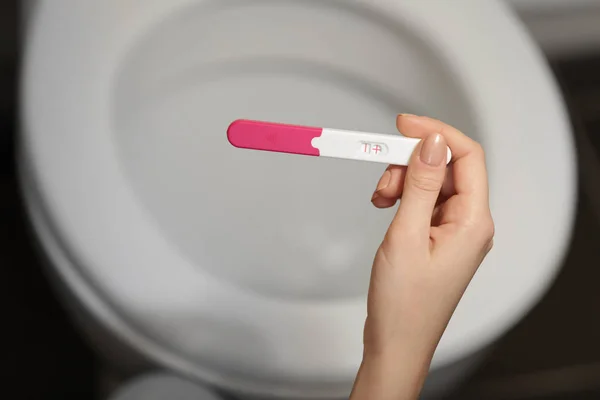 Test de grossesse en main — Photo