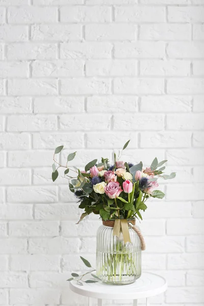 Vase en verre avec beau bouquet — Photo