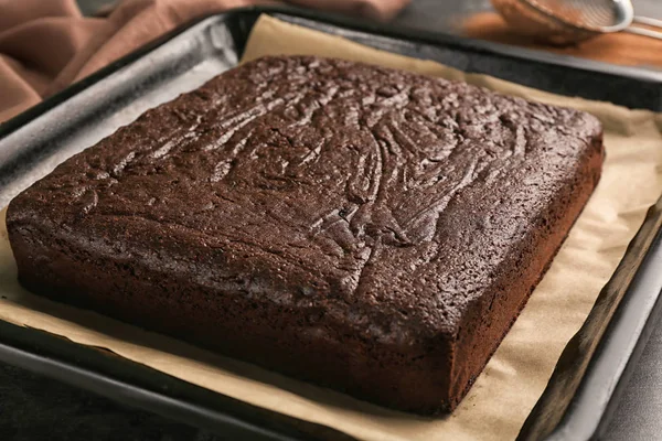 Bandeja para hornear con delicioso pastel de chocolate —  Fotos de Stock