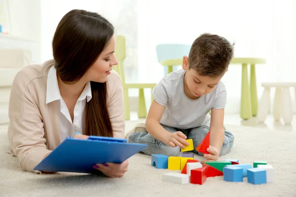 Junge Kinderpsychologin arbeitet mit kleinem Jungen — Stockfoto