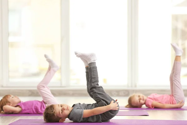 Kinderen doen gymnastische oefeningen — Stockfoto