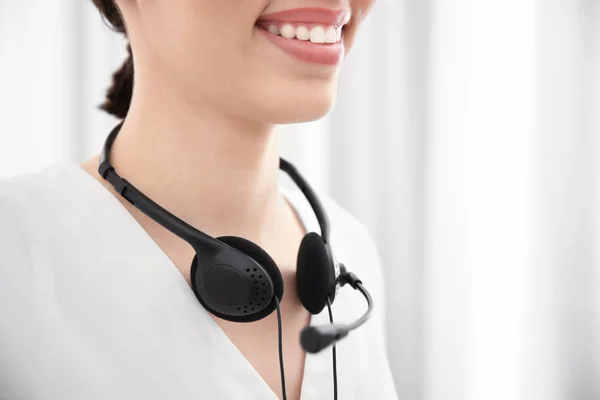 Mujer con auriculares en interiores —  Fotos de Stock