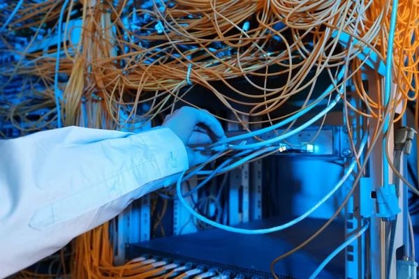 Manos de cables de conexión de ingeniero — Foto de Stock