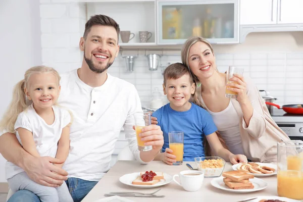 Famille heureuse petit déjeuner sur la cuisine — Photo