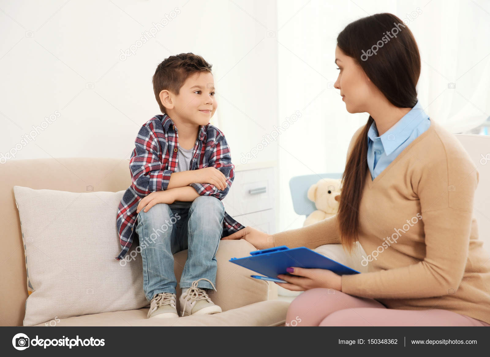Young child psychologist working with little boy — Stock Photo