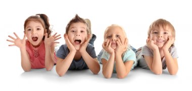 Beyaz arka planda sevimli küçük çocuklar.