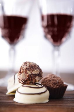 Ahşap masa üzerinde lezzetli çikolatalar