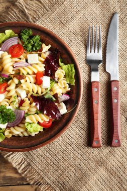 Lezzetli makarna salatası