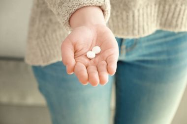 Hapları olan genç bir kadın 