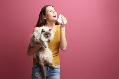 güzel bir kadın ile kedi