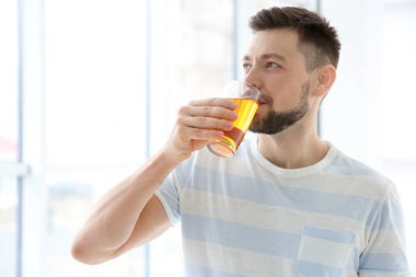 Yakışıklı adam suyu ile poz