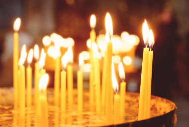 Kilisede mum yakmak.