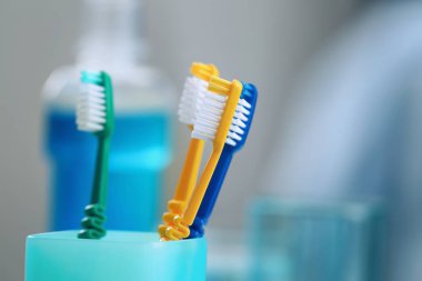 Banyoda diş fırçası ile Kupası