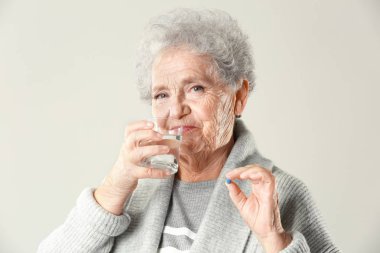 Yaşlı kadın ilacı