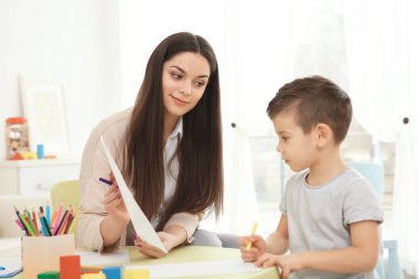 Genç çocuk psikoloğu olan küçük çocuk çalışma