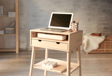 Dizüstü bilgisayar ile stand-up Resepsiyon