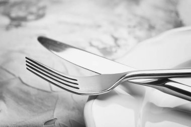 çatal ve bıçak tabakta