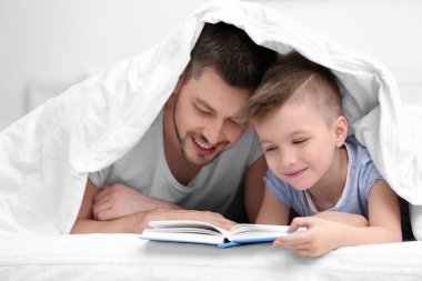Baba ve oğul ilginç kitap okuma  