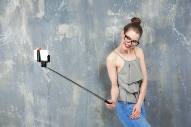 Güzel genç kadın alarak selfie 