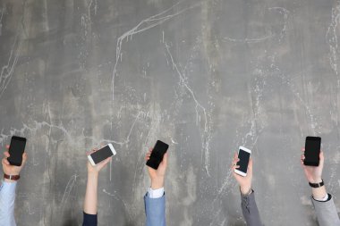 İnsanlar akıllı telefonlar ile el yetiştirme