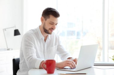 genç adam laptop ile çalışma 