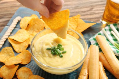 Kadın el daldırma nacho
