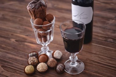 Kırmızı şarap ve çeşitli tatlılar