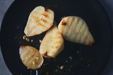 Plaka ile kızarmış armut