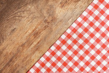 Kırmızı kareli masa örtüsü  