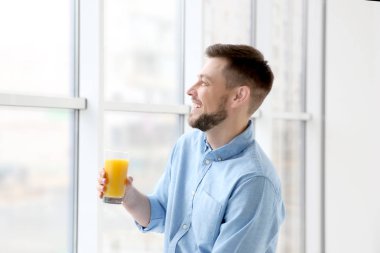 Yakışıklı adam suyu ile poz