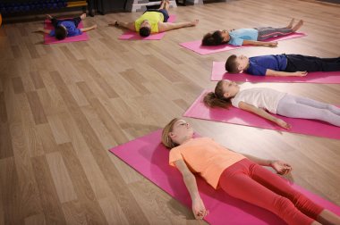 Beden eğitimi ders okul spor salonunda çocuklara