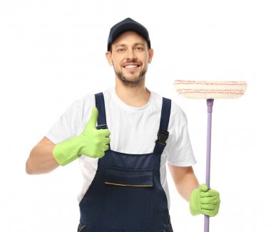genç erkek pencere üniformalı temizleyici