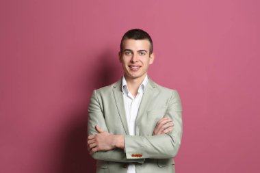 Yakışıklı delikanlı renk arka plan üzerinde