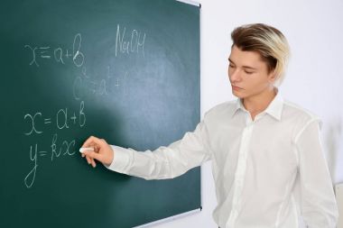 Liseli sınıfta blackboard, cevap