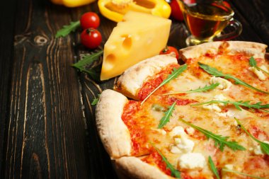 Malzemeli lezzetli pizza. 