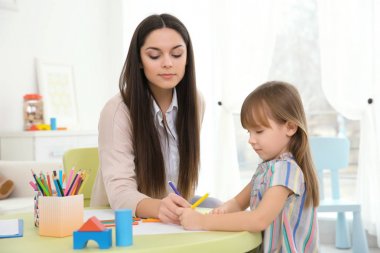 Genç çocuk psikologu küçük kız ile çalışma