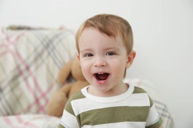 Arka plan bulanık üzerinde şirin küçük çocuk portresi