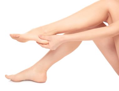 Topuk ağrısı çeken kadın