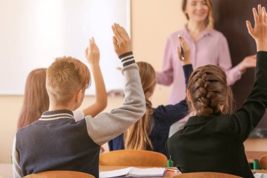 Öğretmen dinleme ve eller yükselterek öğrencilerin sınıfta cevap