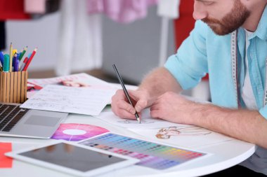 Genç Moda Tasarımcısı çalışma